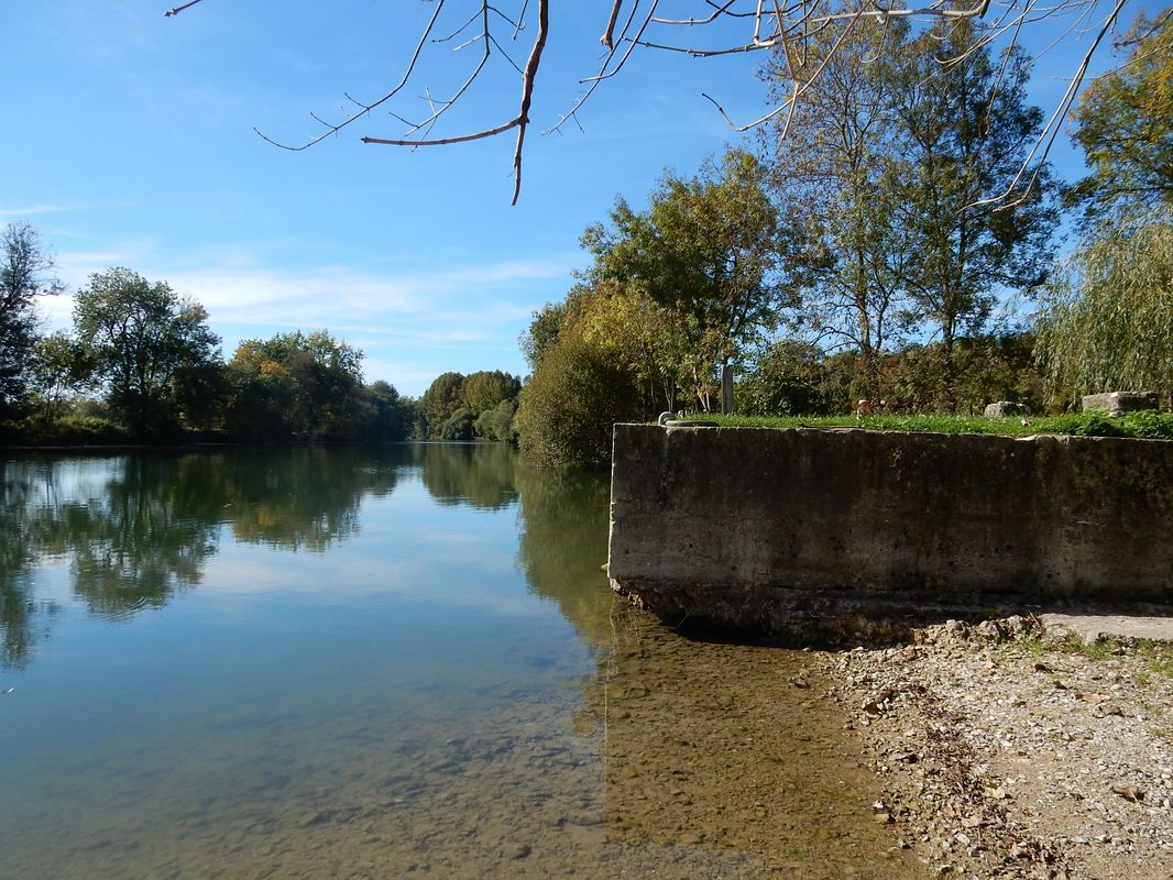 Cale et quai vus de l'amont : retour du quai sur 3 mètres de long.