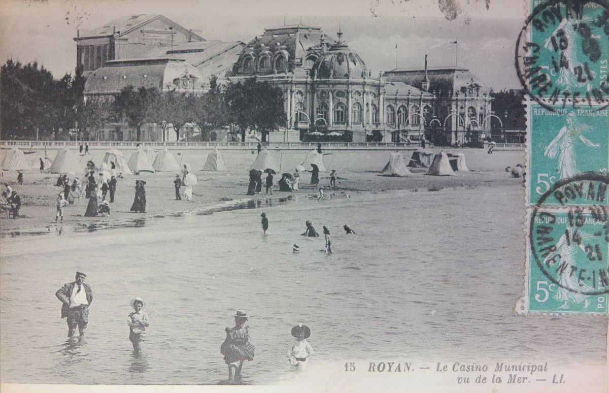 Le grand casino vu depuis la plage vers 1900.