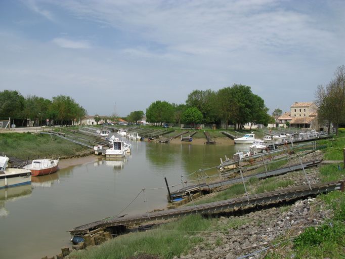 Le port des Monards, à Barzan.