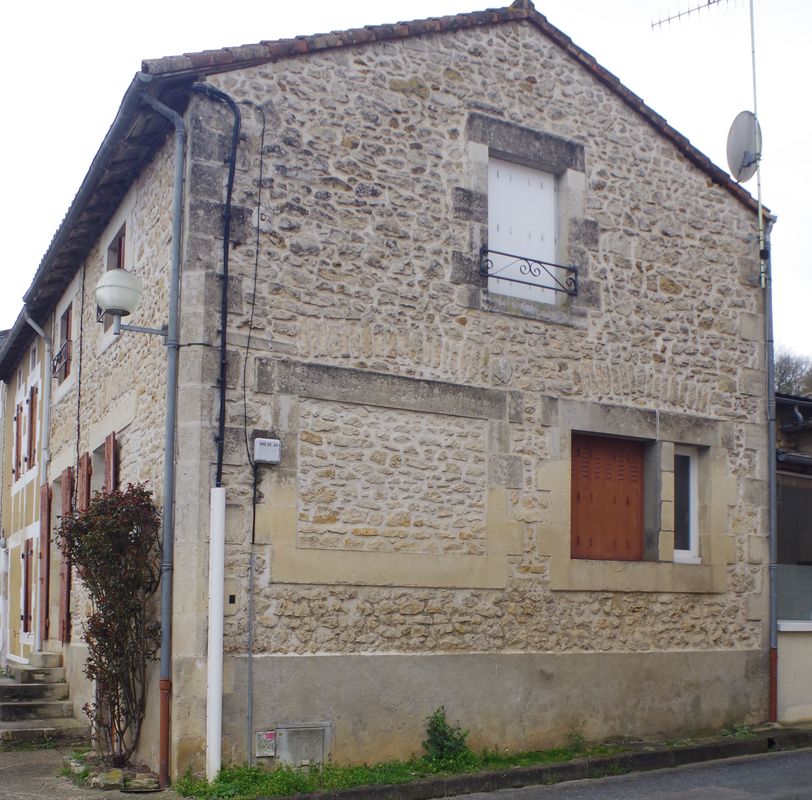 Vue du pignon de la salle de classe construite vers 1865.