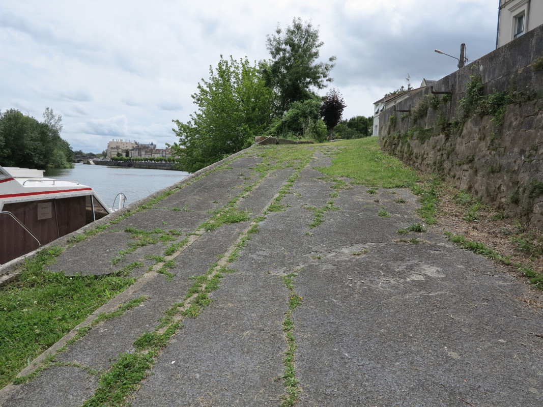 Traces d'une voie Decauville sur le rampant de la cale Rouyer-Guillet.