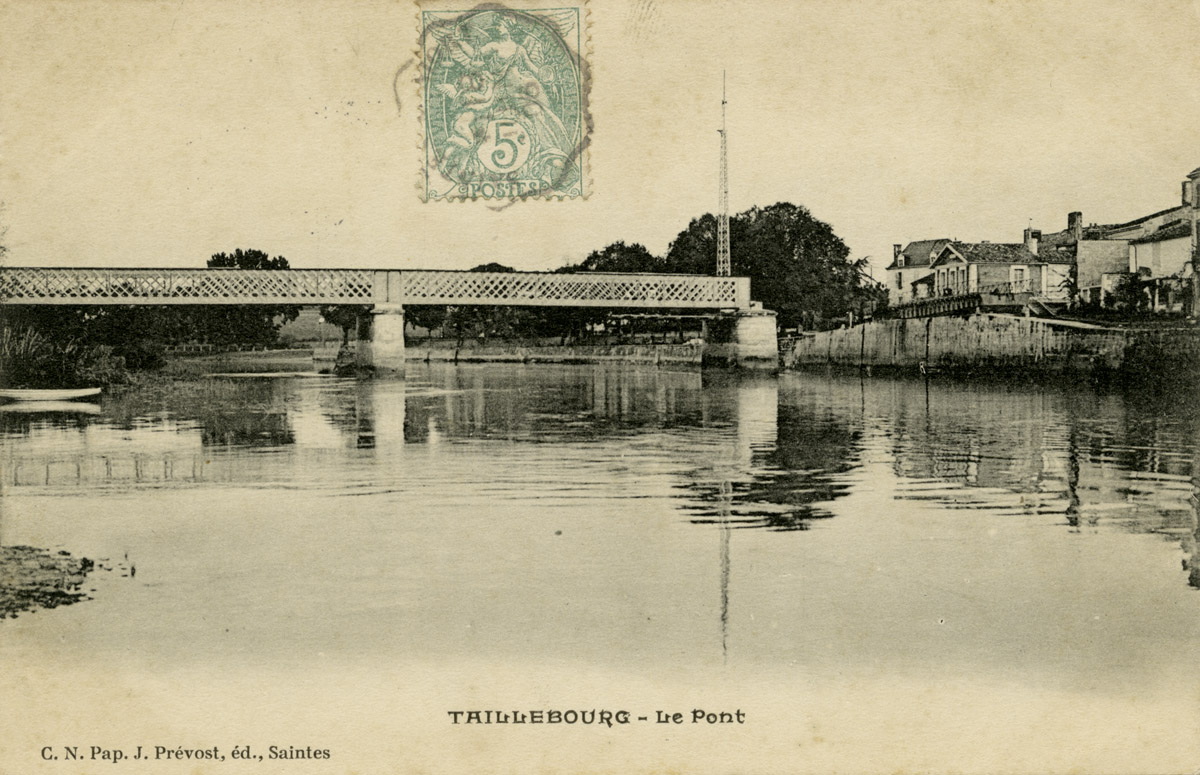 Le pont avec sa travée mobile ouverte pour laisser passer les bateaux mâtés.