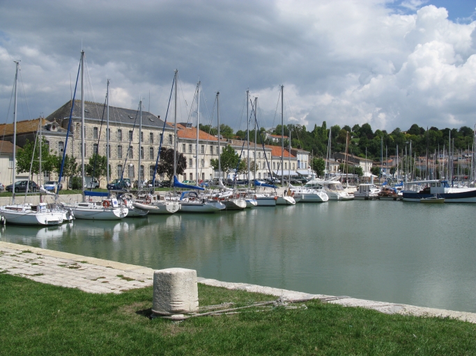 La minoterie, à gauche, sur la rive droite du port.