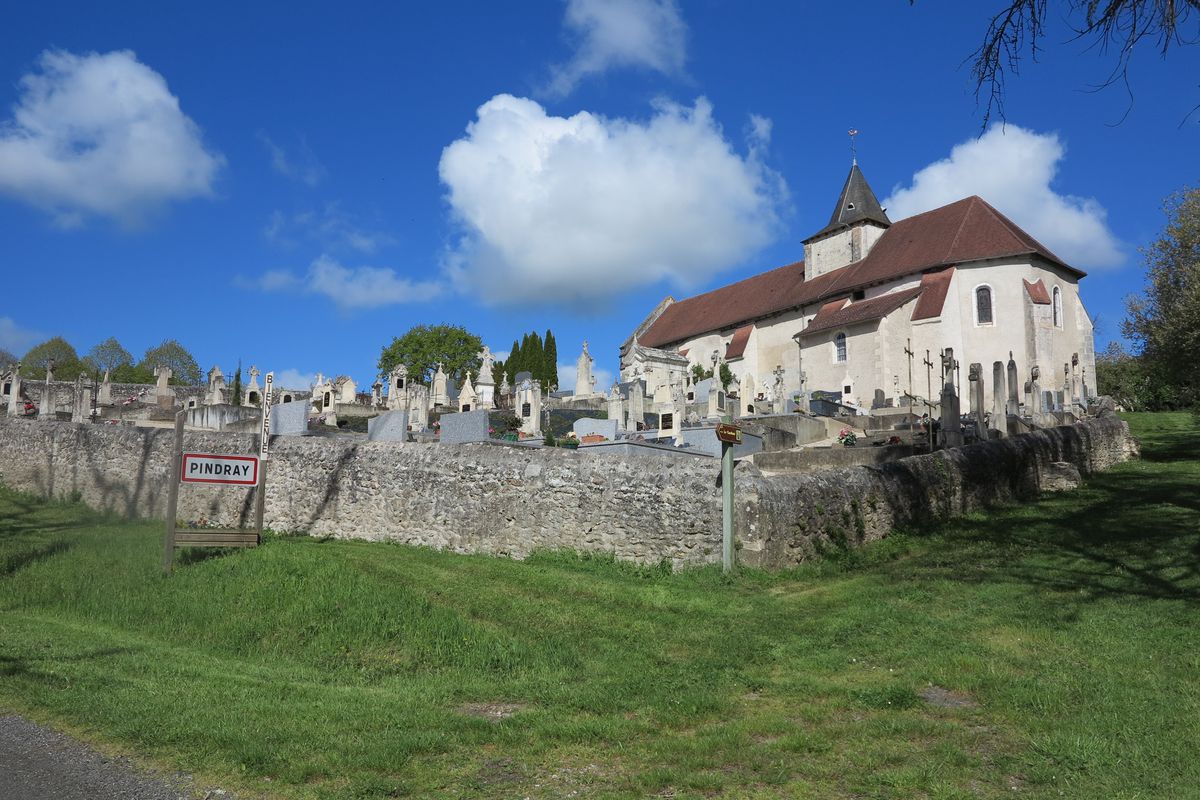 L'église de Pindray, surplombant le cimetière. Chevet et élévation sud, vus en contrebas depuis le cimetière.