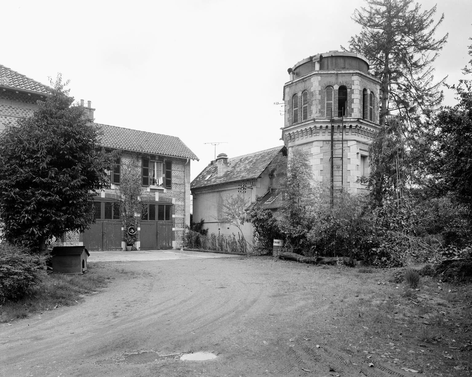 Maison de gardien et château d'eau.