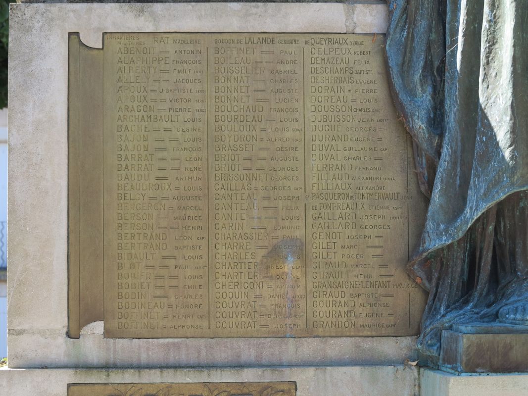 Plaque en bronze avec la liste des défunts, à gauche de l'allégorie. En haut nom de trois infirmières puis liste de A à G.