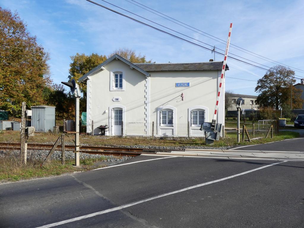 L'ancienne gare vue du sud-ouest.