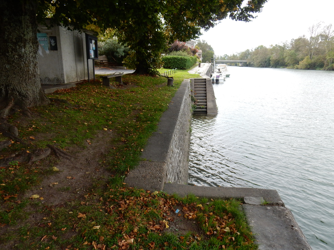 Vue prise vers l'amont depuis le petit quai d'embarquement à deux escaliers d'accès.