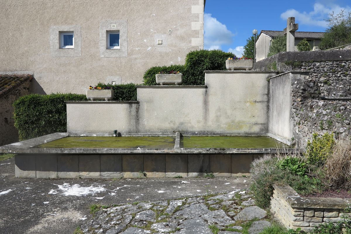 Le lavoir du bourg, vu depuis l'est.