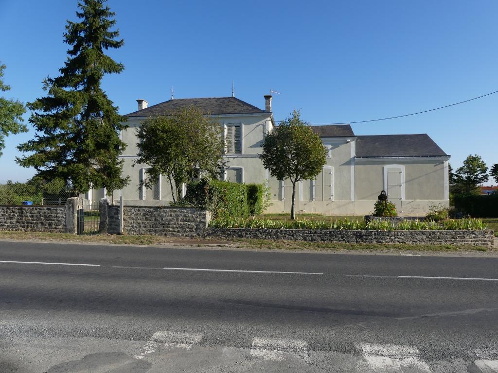 Vue générale de la mairie-école de Vergné, prise depuis le sud.