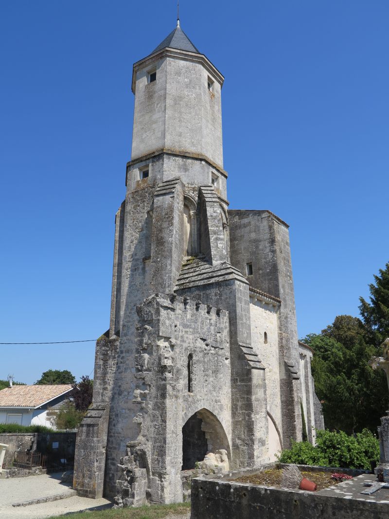 L'ancienne église vue depuis l'ouest.