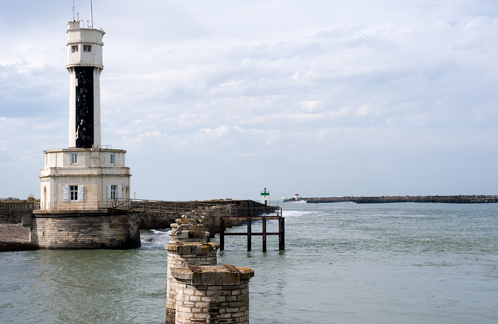 La jetée à claire voie sur colonnes, rive gauche et la tour des signaux. En arrière plan l'embouchure de l'Adour.