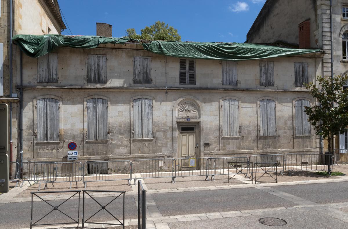 Vue d'ensemble de la façade depuis la place Doublet.