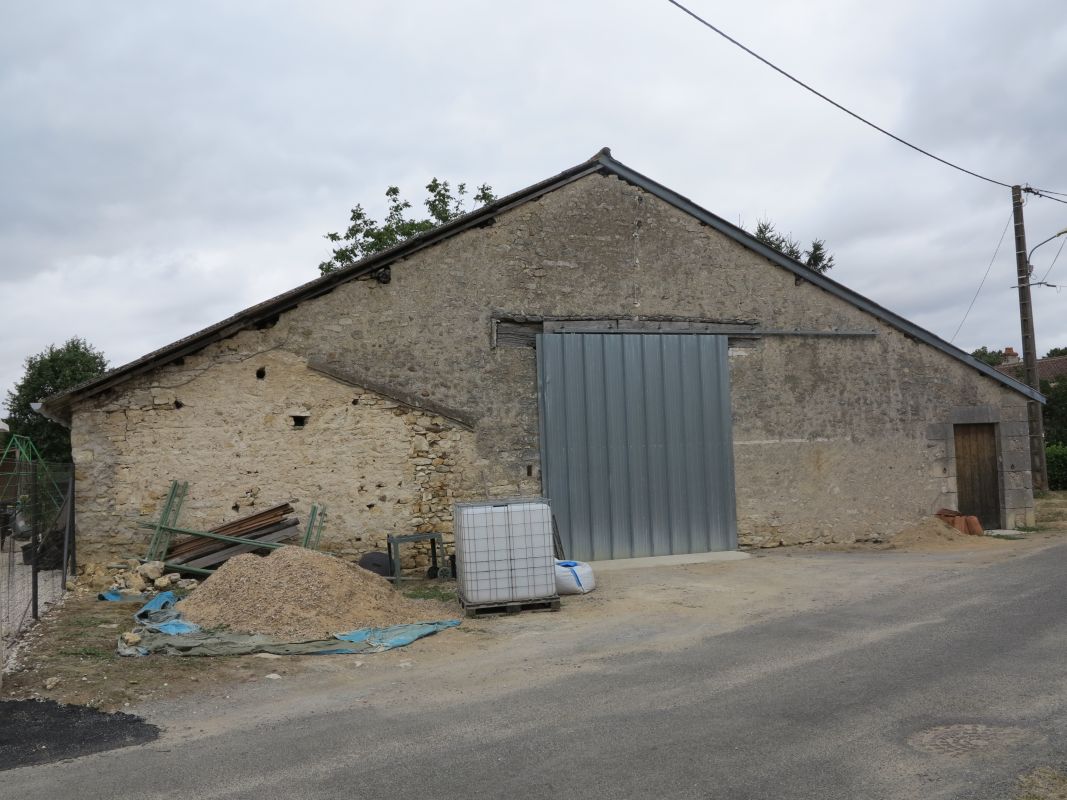 Porte charretière d'une grange au Pouilloux.