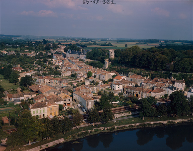 Une vue aérienne de Taillebourg en 1985.