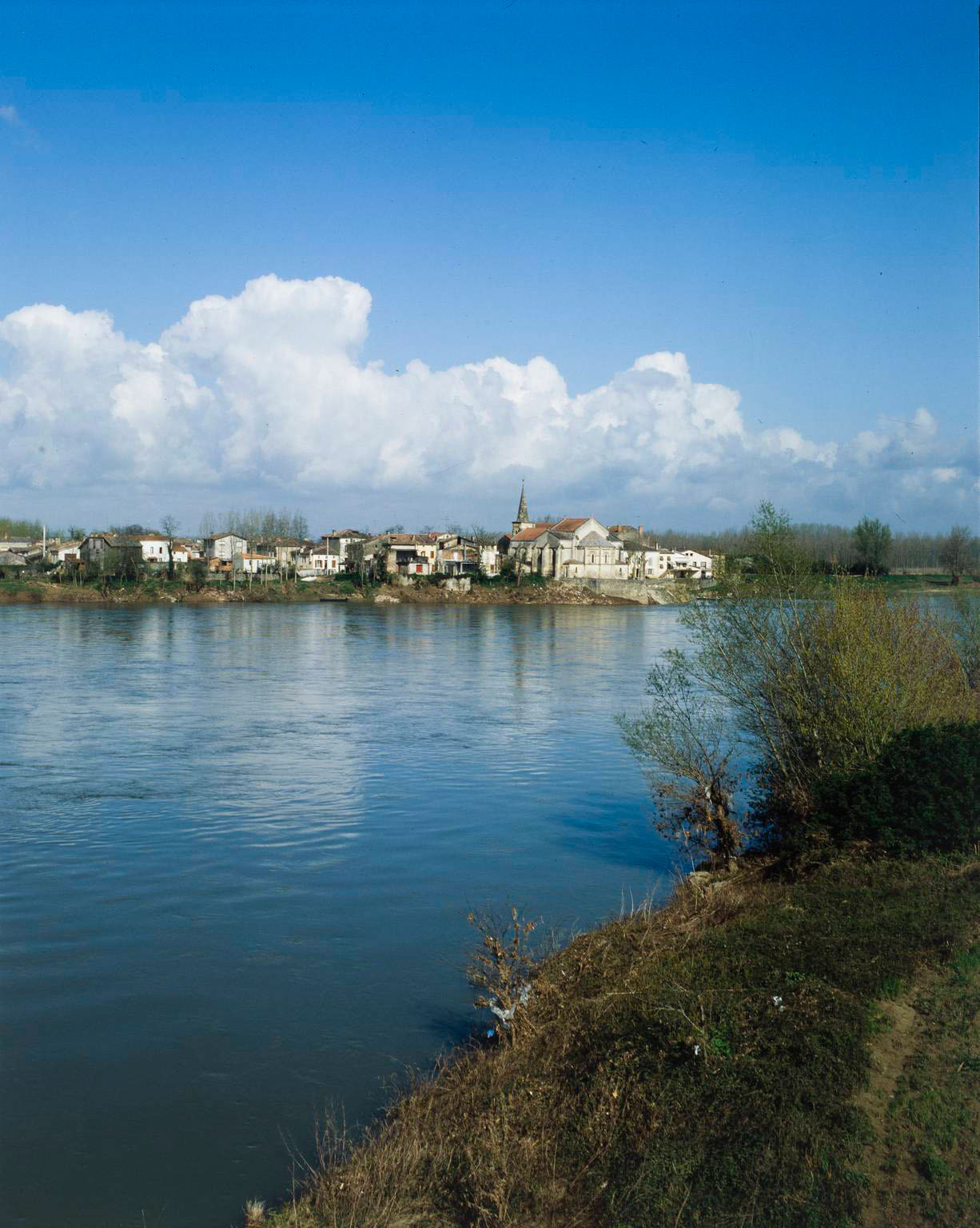 Vue rapprochée du village depuis l'est.