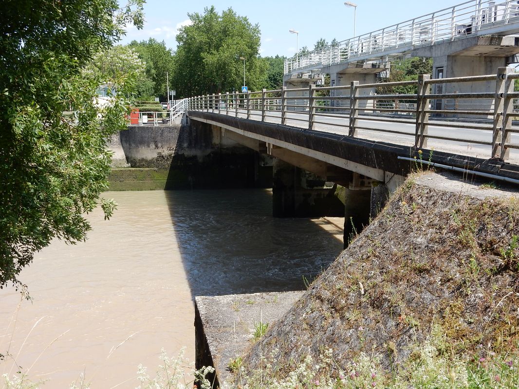 Le pont, côté aval, vu de la rive gauche.