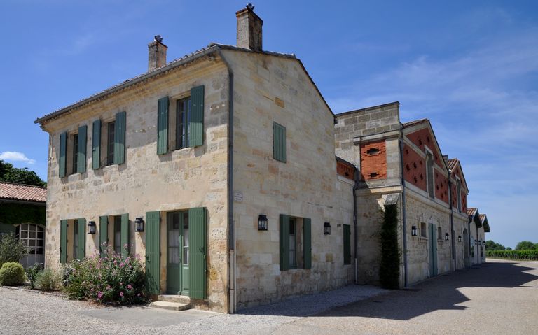 Logement et ancienne écurie.