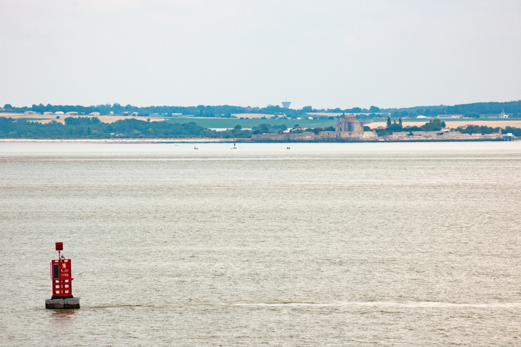 Vue de l'église de Talmont depuis le chenal de navigation.