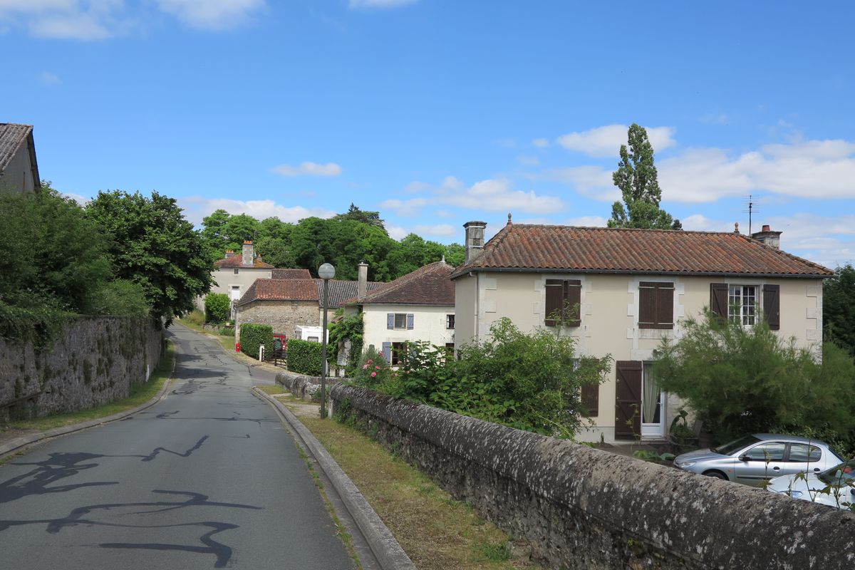 La rue du Lavoir en direction du nord-est.