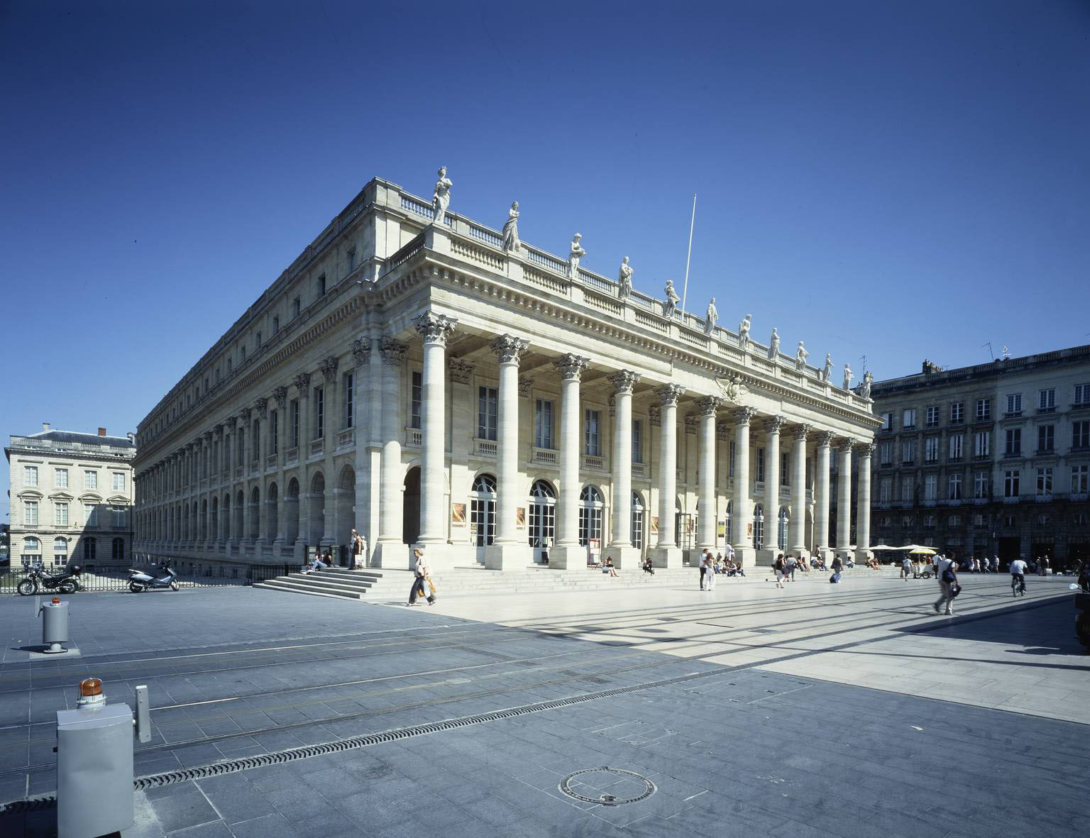 ensemble : élévation antérieure avec colonnes.