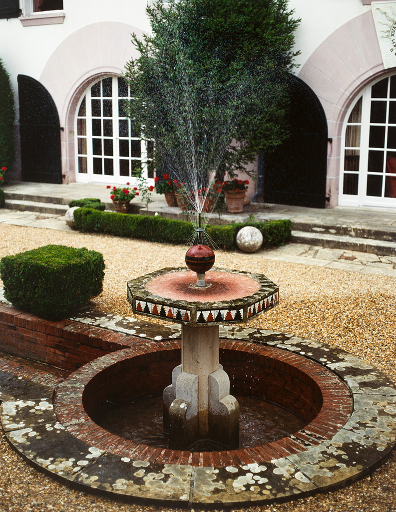 Cour d'entrée, détail de la fontaine.