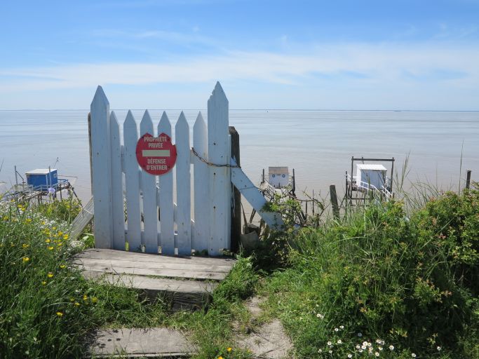 Portillon d'entrée de l'estacade d'un carrelet.