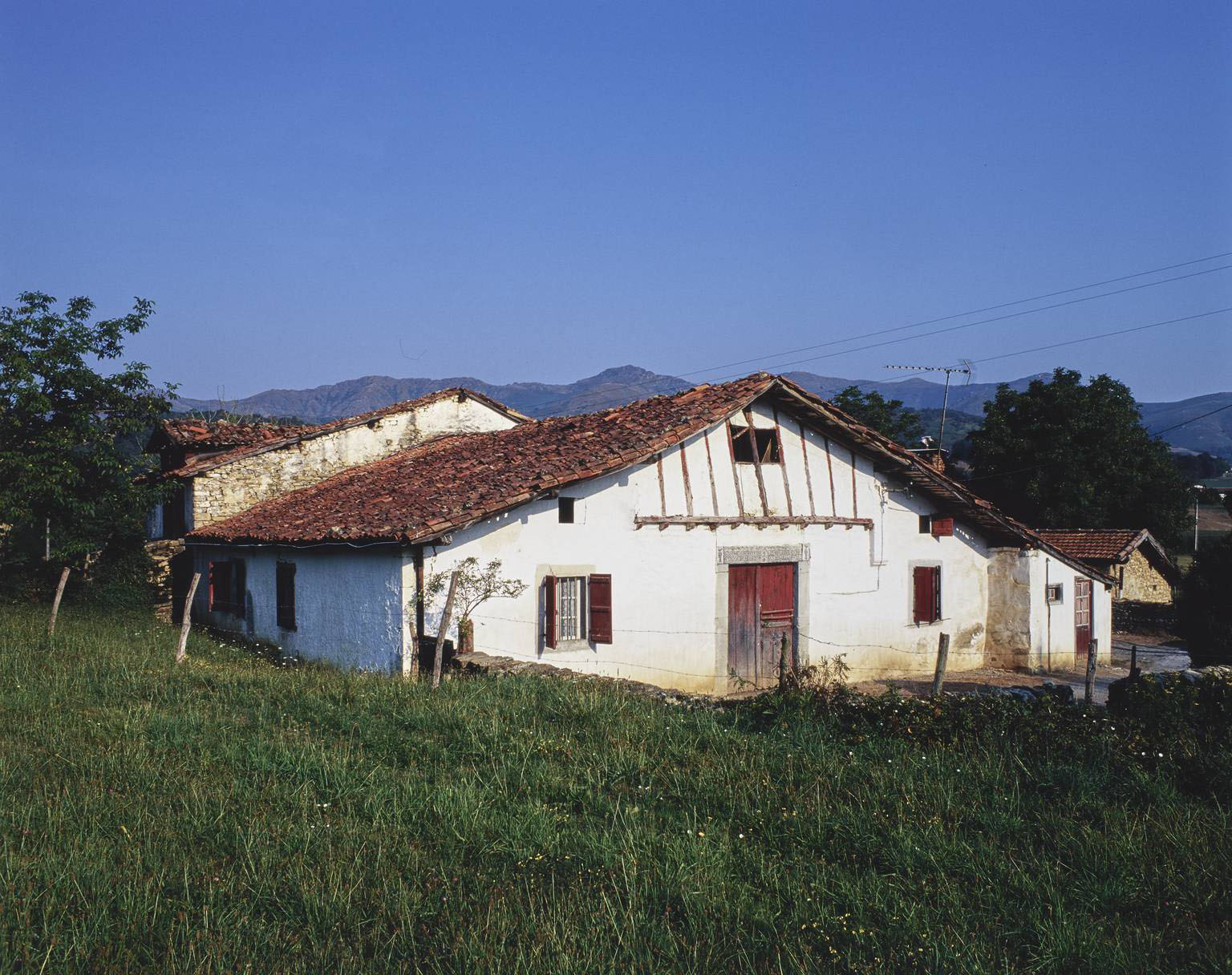 Vue d'ensemble prise de 3/4 sud-est.