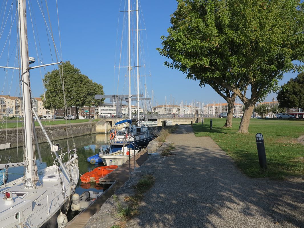 Le canal de jonction et le pont permettant de le franchir.