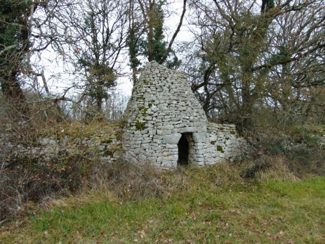 Certaines loges sont prises dans les murs de clôture en pierre sèche. Ici, loge aux ferres de Rezan.