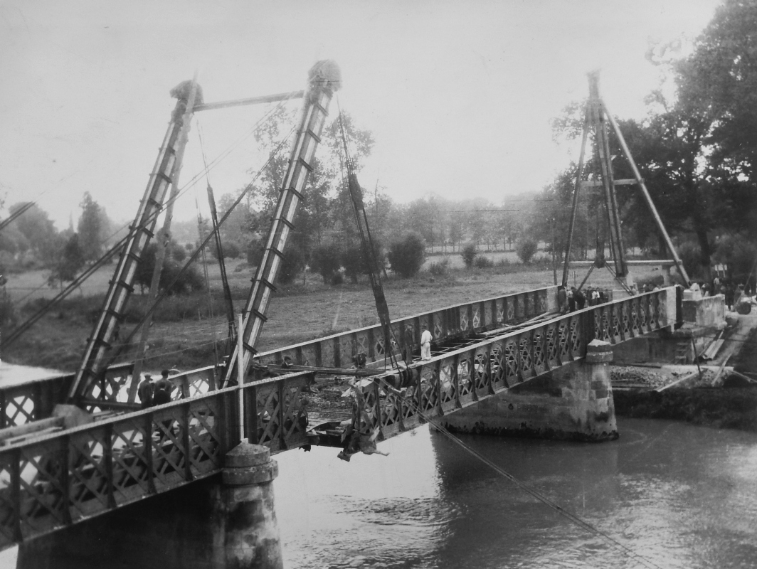 Le relevage de la grande travée en 1946. AD Charente-Maritime, 27 S art 64.