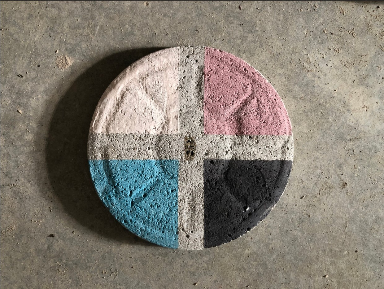 Galette de ciment avec les pigments utilisés pour la réintégration de la polychromie de la statue à la robe bleue.