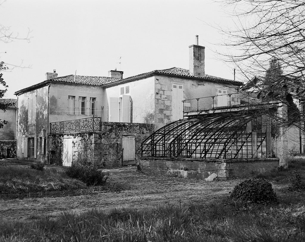 Aile sud : terrasse et serre.