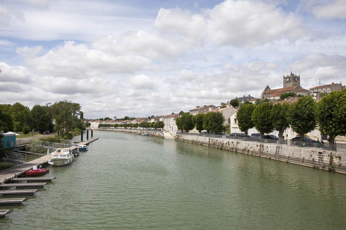 Le port en aval du pont.