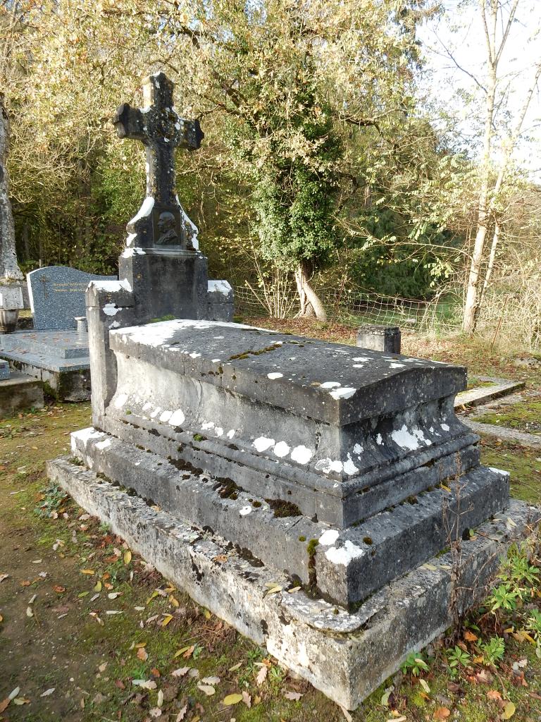 Angles-sur-l’Anglin, cimetière Sainte-Croix, tombe de Samuel Périvier. Le monument funéraire vu de trois-quarts.