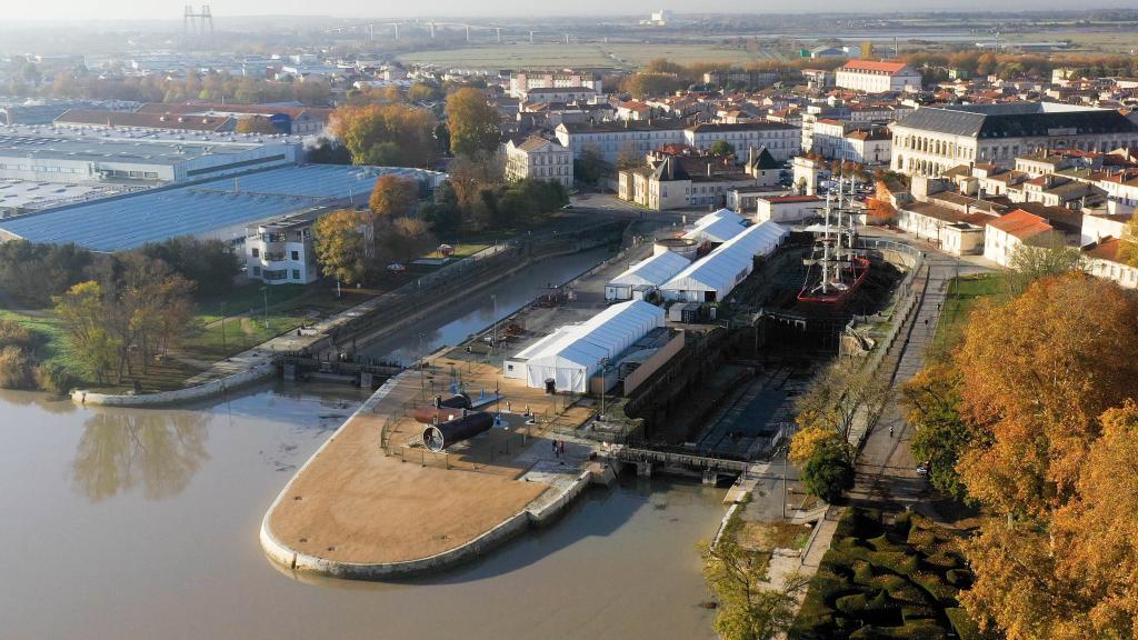 Vue aérienne vers le sud-ouest : les formes de radoub.