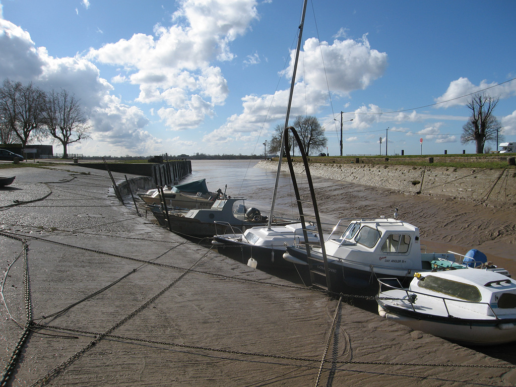 Vue de la partie aval du chenal vers l'embouchure, à marée basse.