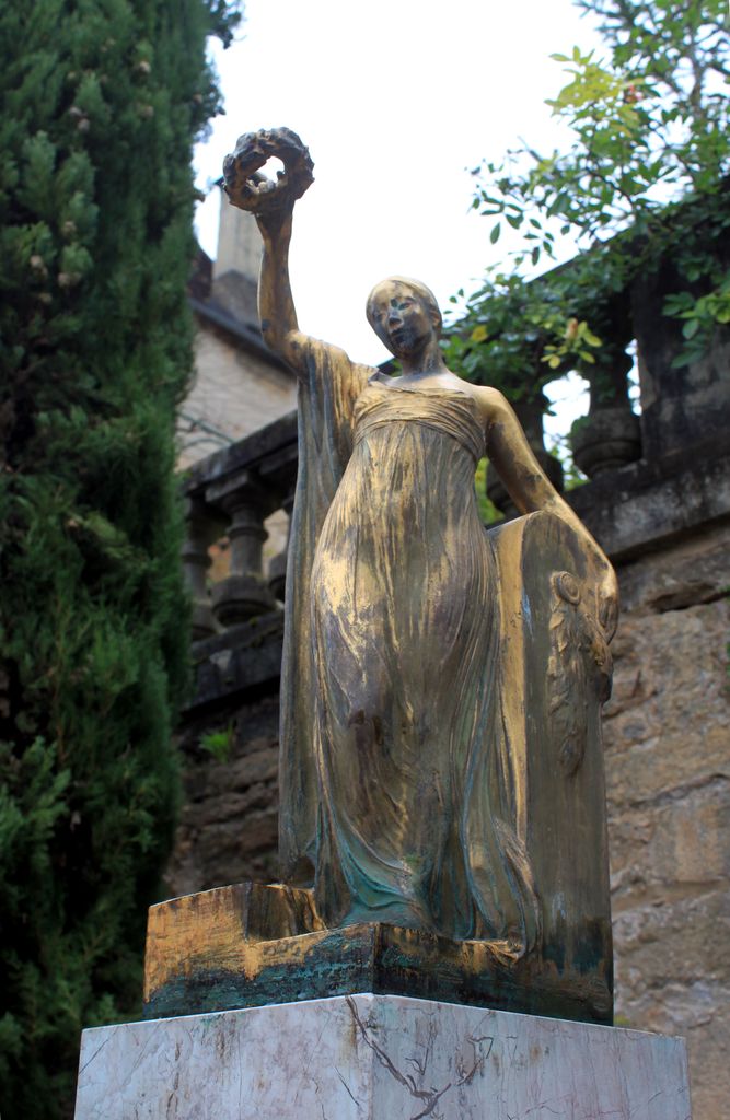 Statuette de la Victoire au sommet du monument aux morts. Détail.