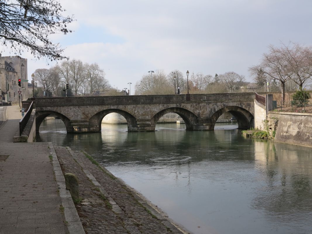 Le pont est vu en amont.