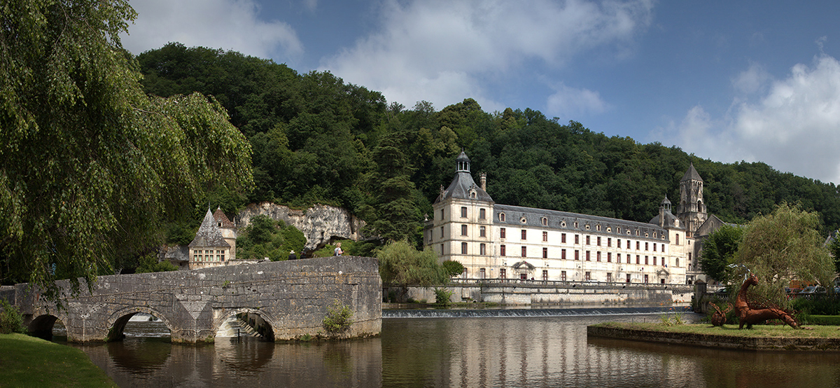 Photo panoramique. Vue d'ensemble de l'abbaye et du pont de Brantôme.