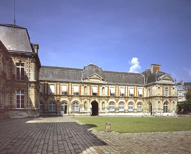 Aile nord, façade sud vers la cour d'honneur.