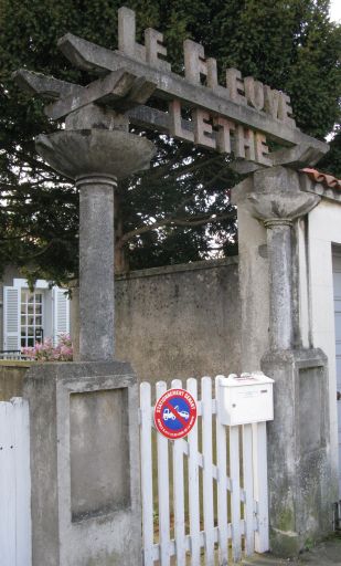 Vue du portail qui permet d'acceder à l'escalier menant au Fleuve Léthé.