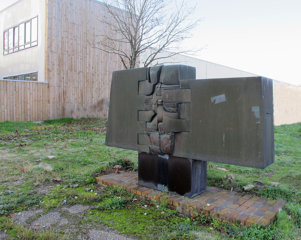 Sculpture située au nord de l'établissement, entre le bâtiment E du lycée Rochas et le bâtiment de l'administration. Oeuvre du 1% artistique, bronze (non datée, non signée, probablement du sculpteur François Cante-Pacos).