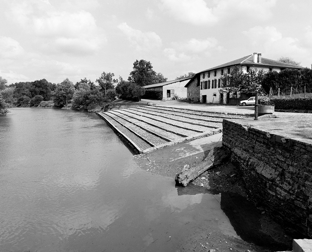 Le port de Bidache sur la Bidouze, ensemble depuis l'ouest.