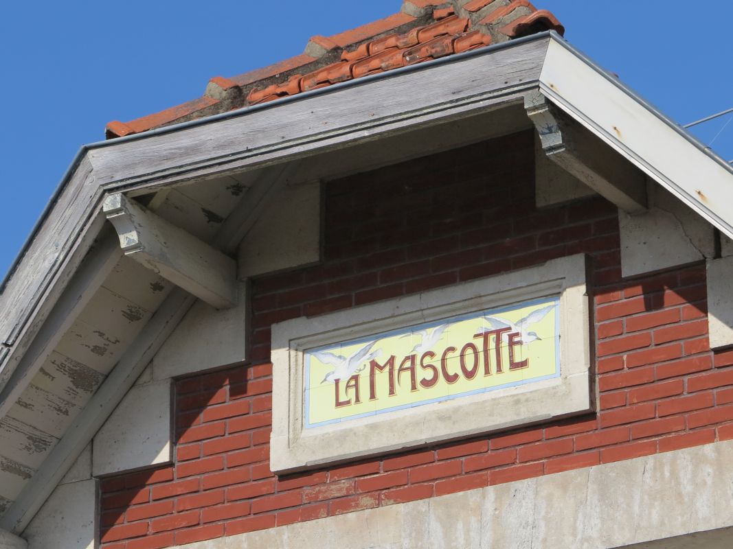 Le cartouche sur le fronton au-dessus de la porte.