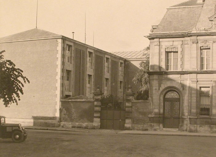 Vue de l'ancien bâtiment des archives, avant 1952.