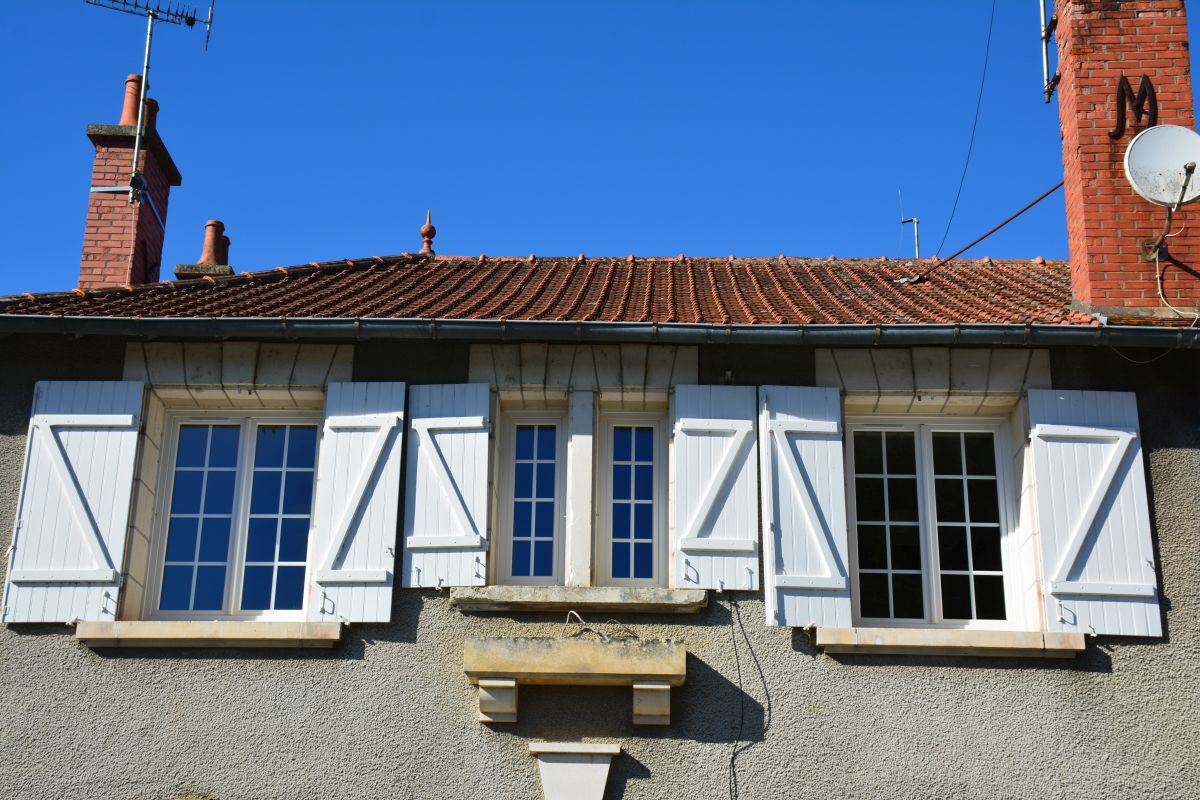 Jardinières et fenêtres de l'étage.