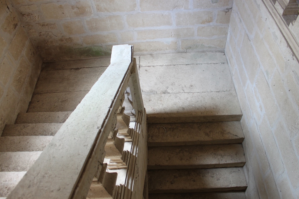 Vue du repos de l'escalier depuis l'étage.