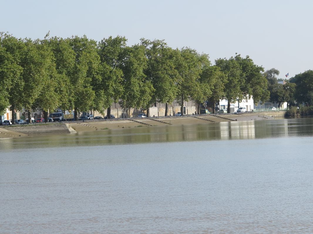 Le quai du port avec ses escaliers d'accès.