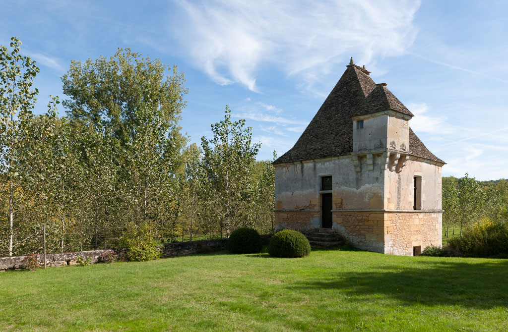 Vue depuis le nord-ouest du pavillon à l'angle de la terrasse du grand jardin.